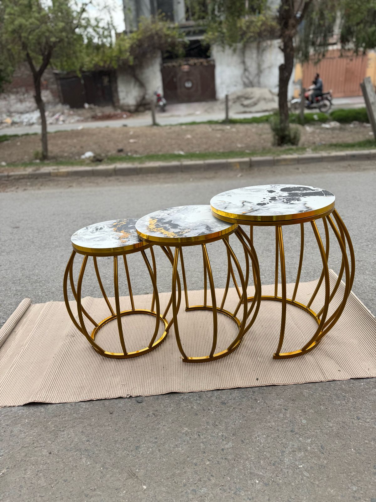 New elegant design 3 pc round nesting table set with wooden marble texture top and metal frame for living room