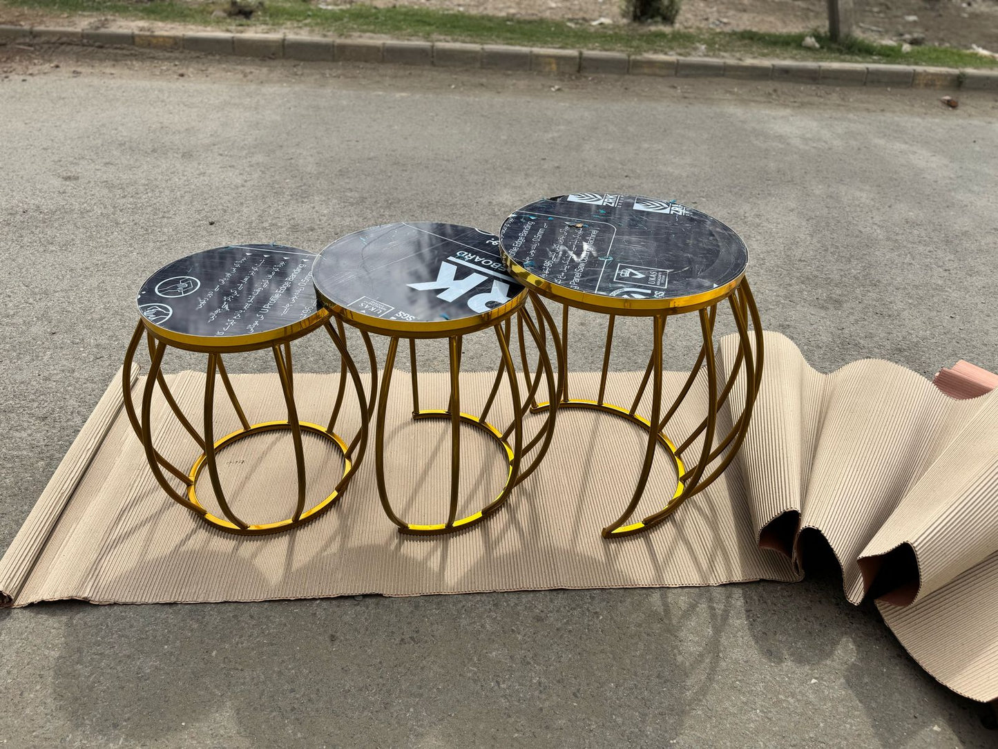 New elegant design 3 pc round nesting table set with wooden marble texture top and metal frame for living room