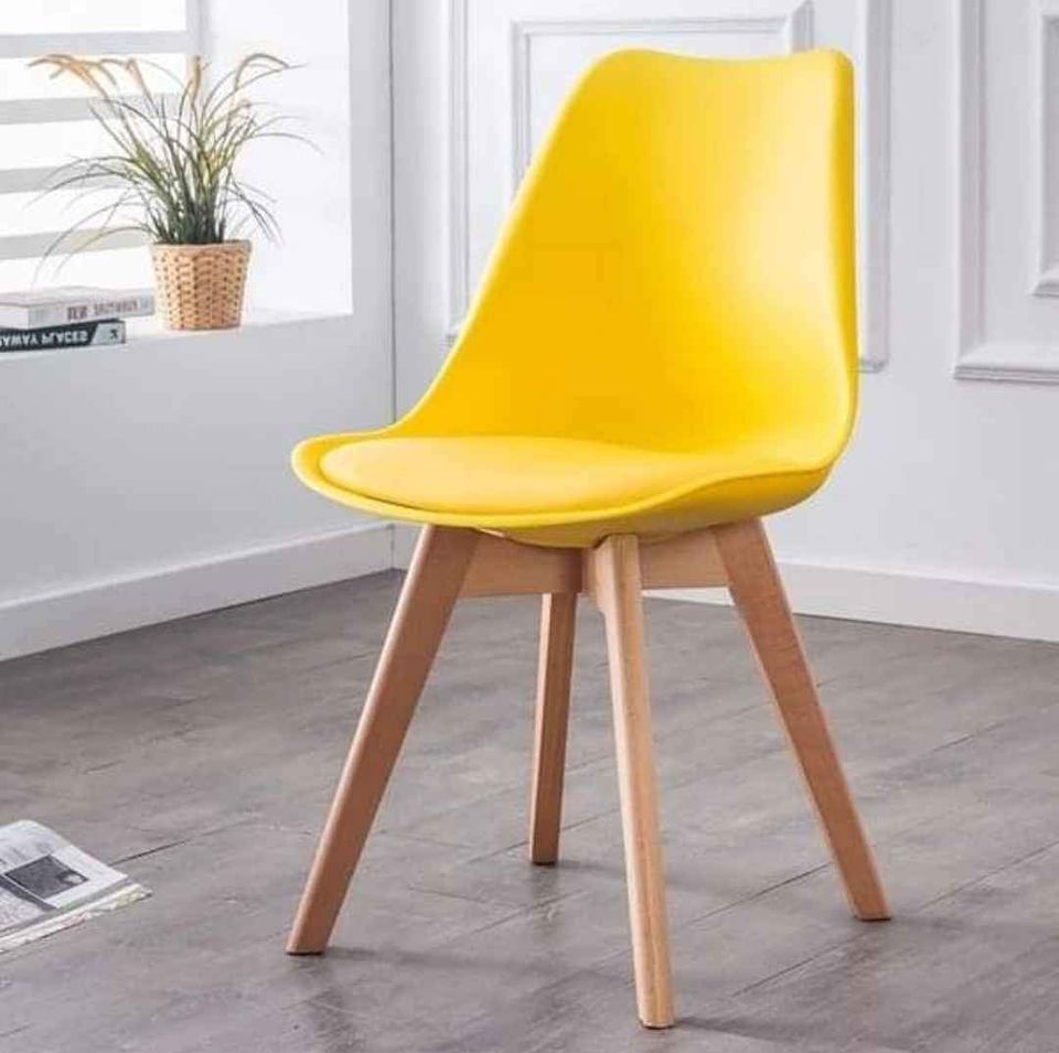 Modern Tulip Dining Chairs minimal design and soft cushioned seat it fits perfectly in dining areas, study corners, cafés, or modern living rooms